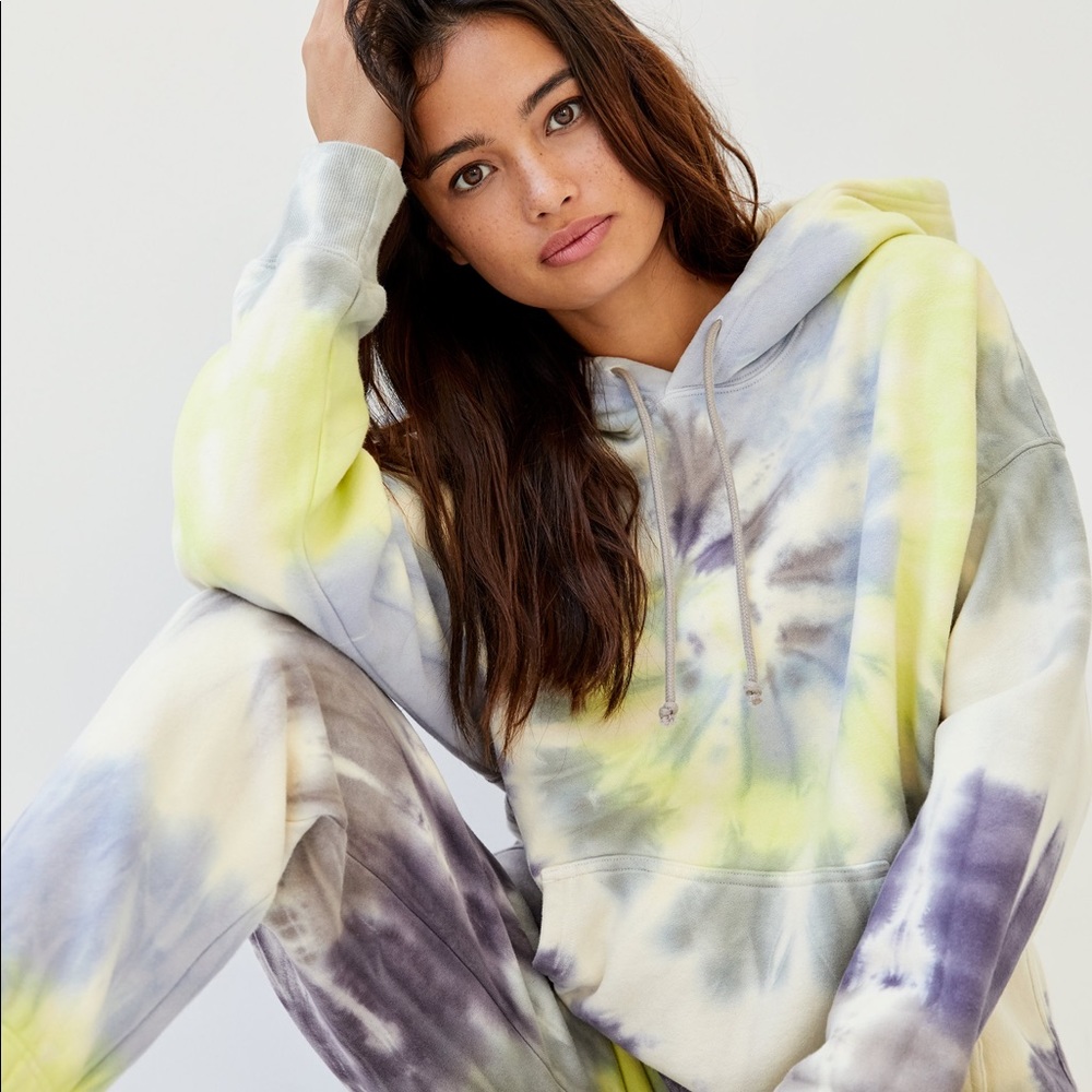 Aritzia Tie Dye Boyfriend Sweatshirt